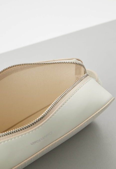 Сумка EMBLEM ELONGATED