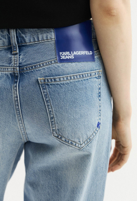 Джинсы