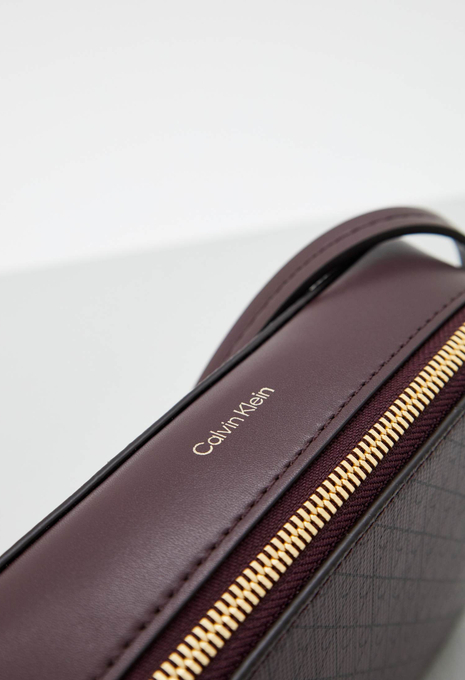 Сумка EMBLEM ELONGATED