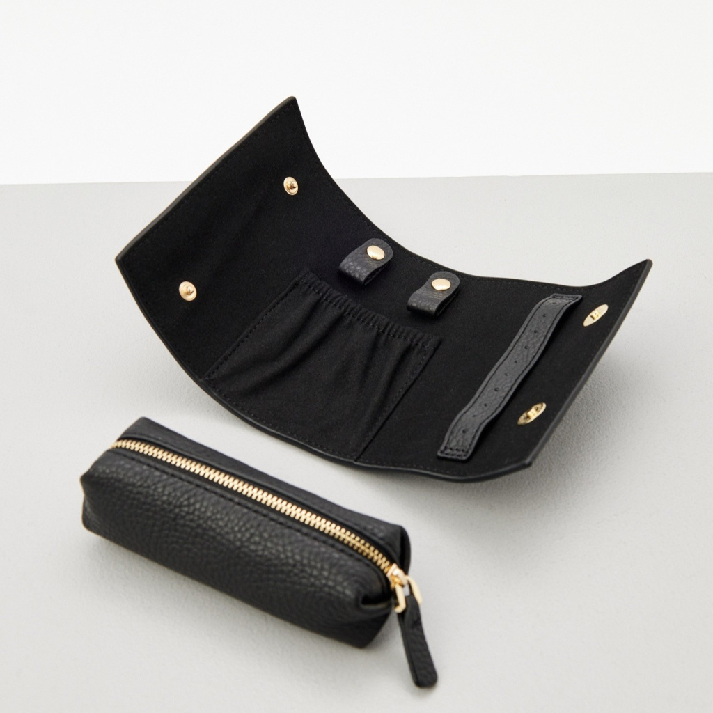 Coccinelle — кожаный футляр для украшений из коллекции FW25 в минималистичном итальянском стиле