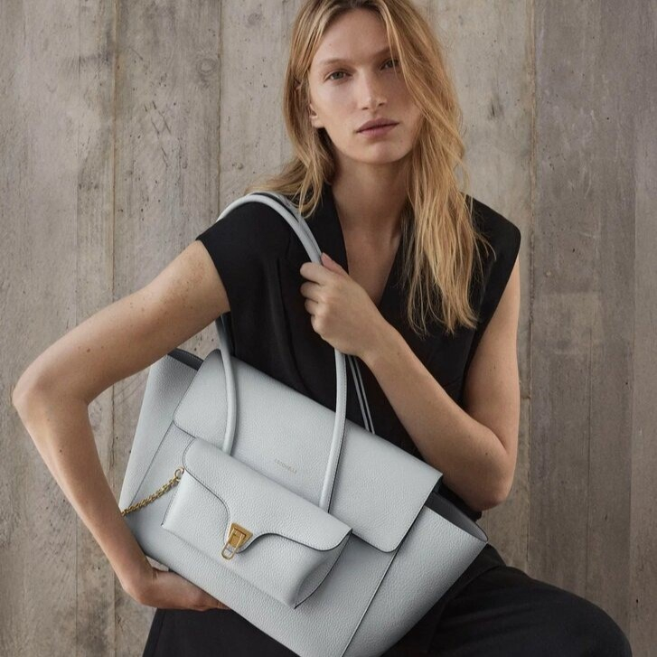 Coccinelle Double Beat — женская сумка из коллекции FW25 в минималистичном итальянском стиле