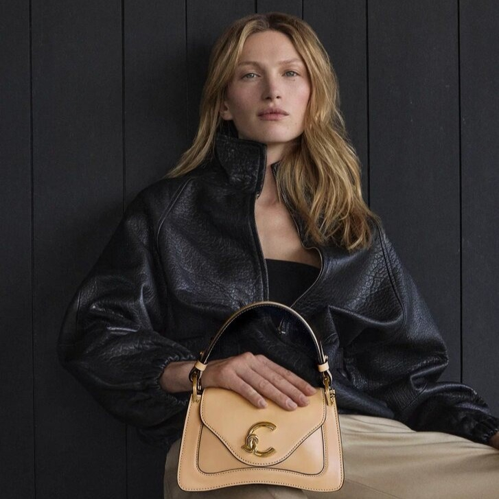 Coccinelle — женская сумка из коллекции FW25 в минималистичном итальянском стиле